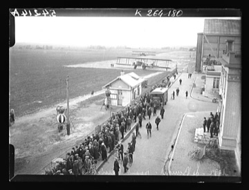Crowds at Le Bourget waiting for Lindbergh, May 1927